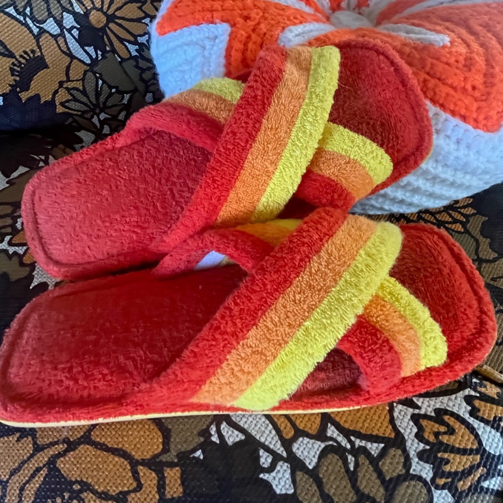 Groovy vintage Dearfoam slippers slides